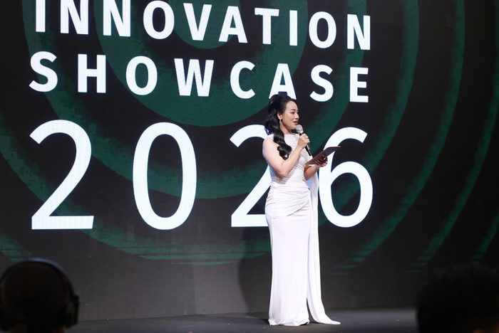 MC Bích Nga tại lễ vinh danh Top 50 Doanh nghiệp Phát triển bền vững 2026
