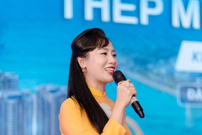 MC Bích Nga dẫn sự kiện Thép Miền Nam
